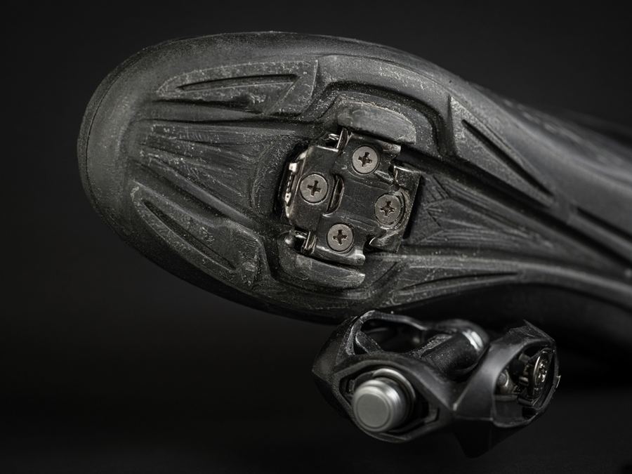 Road shoe cleats set with fore-aft marks so the pedal spindle sits under the metatarsal.